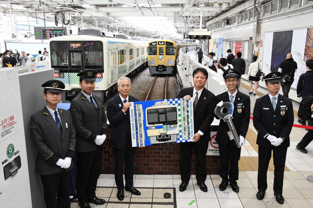 保護中: 西武鉄道8000系「サステナ車両」、小田急からの譲渡車両が営業運転を前にツアー列車として運行！