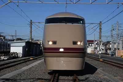 東武鉄道：１００系スペーシアに「デラックスロマンスカーカラー」登場！