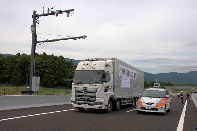 保護中: NEXCO中日本:高速道路の自動運転時代に向けた路車協調実証実験を公開