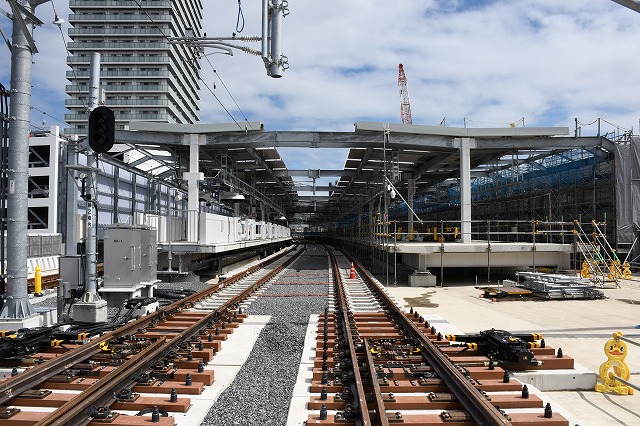 保護中: 西武鉄道：東村山駅の高架線公開　400人がレールウォーク体験