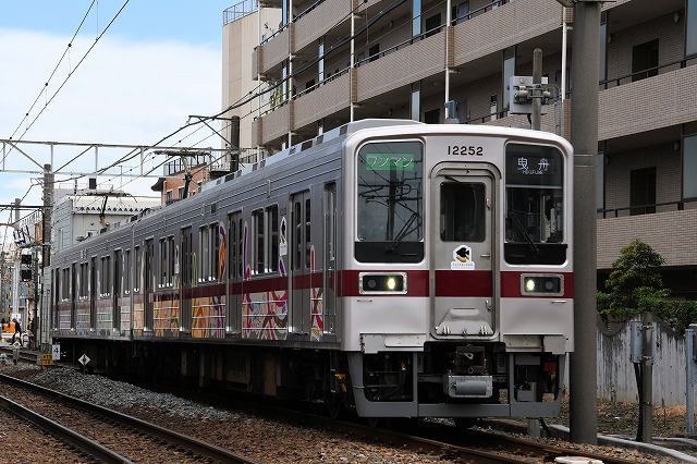 保護中: 墨田区ラッピングトレイン「五彩」運行開始　子どもたちの作品が電車に